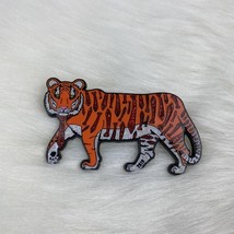 Destination Imagination GF 2019 Alumni Tiger Tie-ger Red Tie Pin 2 Inches - $78.28 MXN
