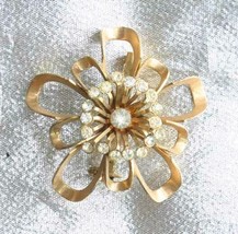 Elegant Crystal Rhinestone Gold-tone Flower Brooch 1950s vintage 1 1/2&quot; - £9.81 GBP