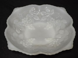ANCHOR HOCKING 9&quot; Footed Bowl VINTAGE MILK GLASS Grapes And Vines Candy ... - $206.68 MXN