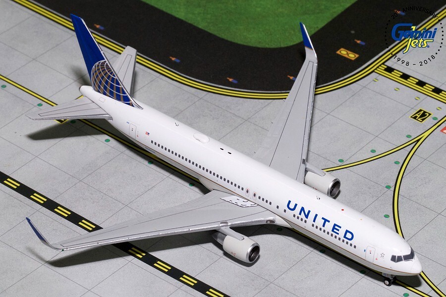 United Boeing 767-300ER N676UA GeminiJets GJUAL1800 Scale 1:400 RARE - $99.95