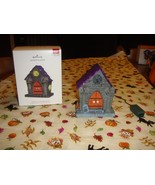 Hallmark Halloween  2018 Ghostly Mausoleum - $493.87 MXN