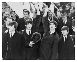The Beatles Waving To Fans At Kennedy Airport 8X10 B&amp;W Photo - £6.77 GBP