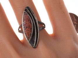 sz8 Vintage Native American Sterling and coral chip inlay ring - £53.85 GBP