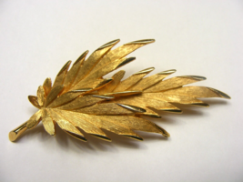 Vintage Costume Jewelry Textured Gold Tone Leaf Pin Brooch Signed PIM 15-L - $645.41 MXN