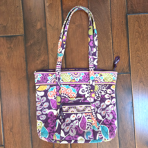 VERA BRADLEY Large Tote Plum Crazy Travel Zip Retired Bag - $363.50 MXN VERA BRADLEY Large Tote Plum Crazy Travel Zip Retired Bag - $363.50 MXN