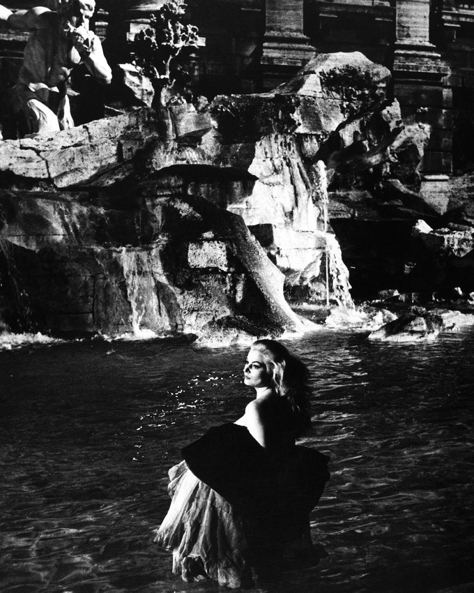 Anita Ekberg in La dolce vita iconic in Trevi Fountain Rome 16x20 Canvas Giclee - $69.99