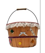 Vtg Sewing Basket w/ Pockets Organizer Fabric Liner 3D Design Apple Bask... - $444.19 MXN