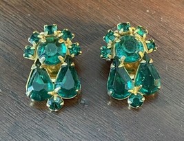 Vintage Clip On Green Rhinestone Earrings Pair Goldtone Unsigned 1 Inch - £9.63 GBP