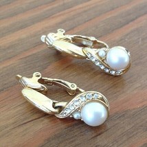 Vintage 1990s Trifari Faux Pearl &amp; Clear Rhinestone Dangle Earrings Gold Tone - £14.78 GBP