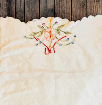 Set of 2 Vtg Embroidered Floral Linen Pillowcase Covers Dainty Scalloped Edge image 9