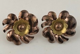 Courtly Vintage Flower 2 tone Screw back Earrings 1/20 12 Karat Gold Filled - £23.35 GBP
