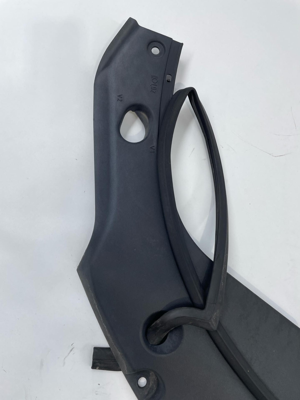 2011 Cadillac SRX Radiator Support Cover Complete W/ Rubber Seal 20843992 OEM Item image 3