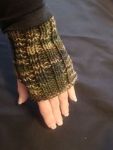 new Green Camouflage Sleeveless Cable Stitch Knit Fingerless Gloves Mittens Glov - £15.98 GBP