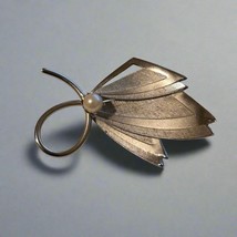 Vintage Silver-Tone Leaf Brooch with Faux Pearl - $182.44 MXN