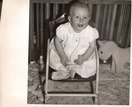 VINTAGE 7&quot; X 8&quot; BABY PHOTO COOING BABY GIRL IN CHAIR LOOKING AT MOM - $8.90