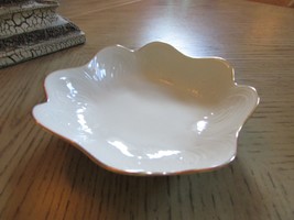 LENOX BONE CHINA SCALLOPED GOLD RIM BOWL EMBOSSED PATTERN MADE IN USA 8.... - $149.17 MXN