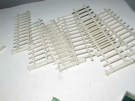 0/027 ACCESSORY- 2&quot; TALL FENCES- 8 SECTIONS -  GOOD - M45 - $5.25