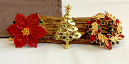 Christmas Brooch Lot Costume Jewelry Holiday Scatter Pins Wreath Tree Poinsetta - £23.64 GBP