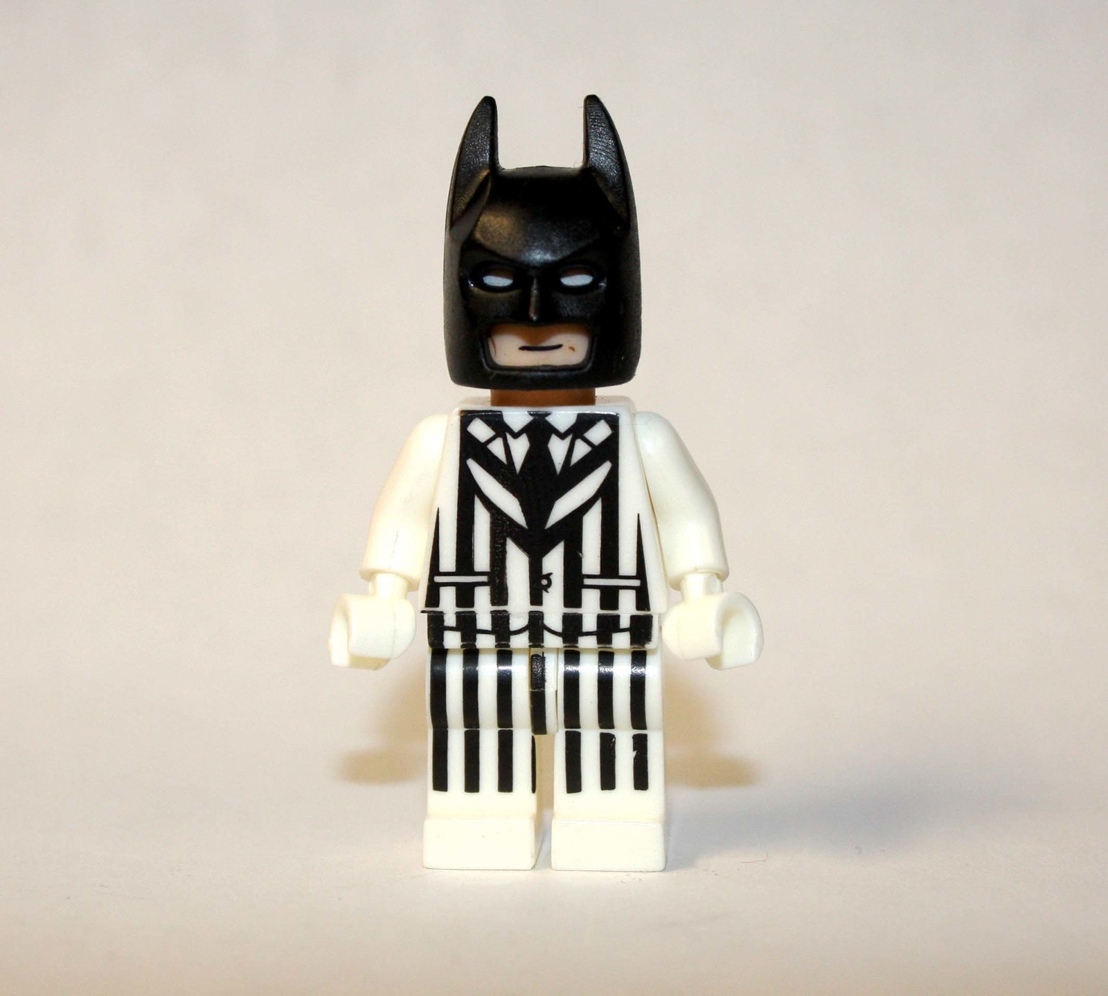 Batman Black And White Suit Dc Comic Custom Minifigures - $8.46