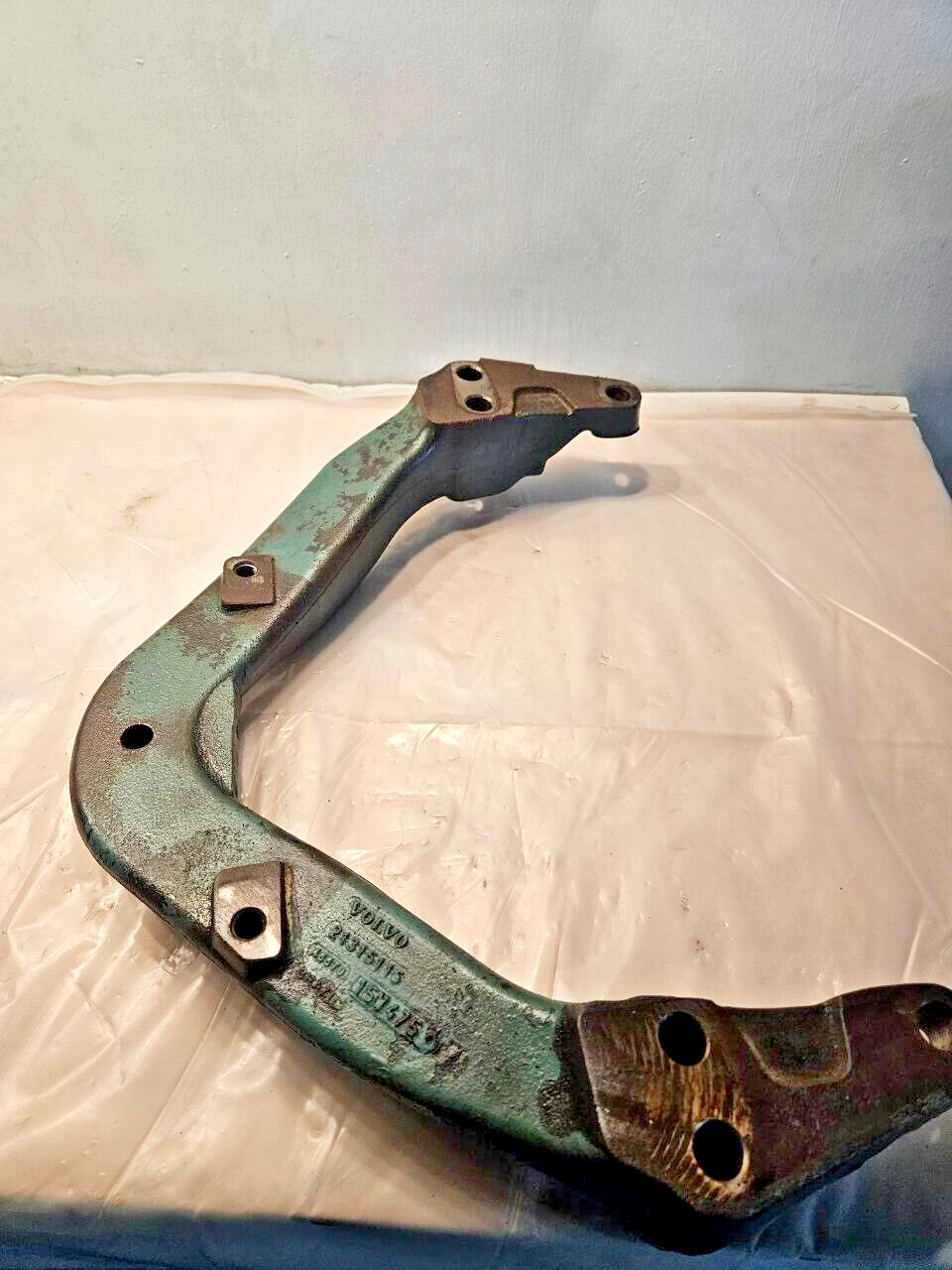 2016 Volvo D13 Diesel Engine Front Mount bracket 21315115 OEM