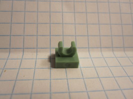 Lego Part #15712: Sand Green- Modified 1x1 Tile w/ Open O-Clip - £0.07 GBP