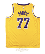 Luka Doncic Autographed Los Angeles Lakers Gold Nike Swingman Jersey Panini - $1,623.22 CAD