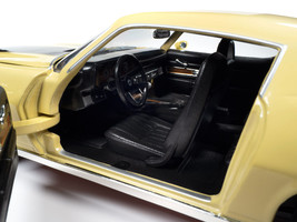 1972 Chevrolet Camaro RS Z28 Cream Yellow w Black Stripes American Muscle Series - £87.80 GBP
