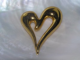 Estate Monet Signed Goldtone Open Slanted Swirly Valentine Heart Pin Bro... - $10.39