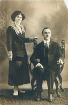 Man &amp; Donna IN Alla Moda Periodo Abbigliamento Vero Foto Cartolina c1910s - £6.80 GBP
