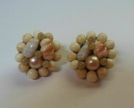Vintage Japan Signed Glass Bead Cluster Faux Pearls Clip-on Earrings - $399.23 MXN