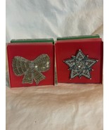 2 Avon All That Glitters Sequin Pins Star, Bow Tie New In The Box Vintage - $265.56 MXN