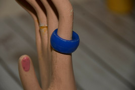 Vintage wide blue plastic band Ring possibly Bakelite Size 7.5 - £11.84 GBP