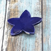 Handgefertigte glänzende leuchtend blaue Stern-Brosche aus Keramik für... - $42.50