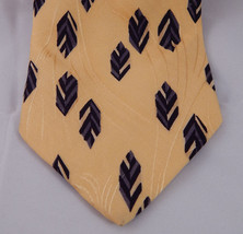 Brooks Brothers Yellow All Silk Tie with geometric Leaf cube feather design USA - £18.33 GBP