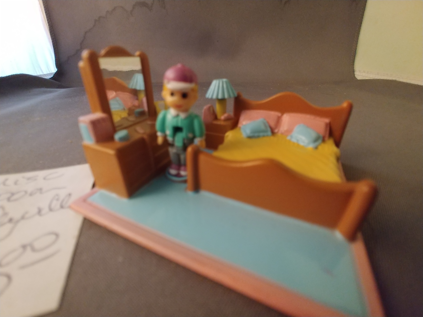 Polly Pocket Pollyville Misc Room (Bedroom with figure) - $4.00