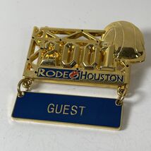 Houston Livestock Show And Rodeo Badge Pin Guest 2001 - $159.08 MXN
