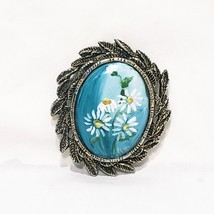 Cameo Daisy Daisies Painted Brooch Pin 2&quot; Singed AK Oval Gold Tone Leaf Frame - £20.08 GBP
