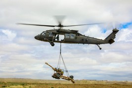 US Army UH-60 Blackhawk helicopter picks up M119 howitzer Photo Print - £6.98 GBP+