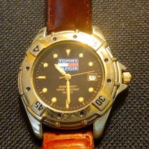 Gorgeous men&#39;s brown leather strap vintage Tommy Hilfiger watch~Works Great - £50.49 GBP