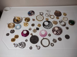 Lot Of Over 40 Round Pendants And Charms - £27.94 GBP