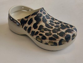 Crocs Clsc Animal Remix Platform Slip On Clogs Womens Sz 11 Sandals Bone Leopard - £38.31 GBP