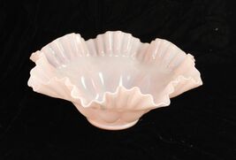 VINTAGE FENTON PINK RUFFLED EDGE OPAQUE BOWL-1940 EUC DH3210 - $64.77 CAD