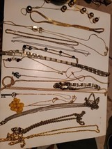Vintage Lot Of 15+ Gold Tone Necklaces Various Sizes Shapes Metal Compos... - £62.70 GBP