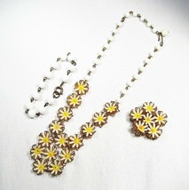 Vintage Milk Glass Bead Plastic Daisy Flower Necklace Pendant Bracelet S... - £18.95 GBP