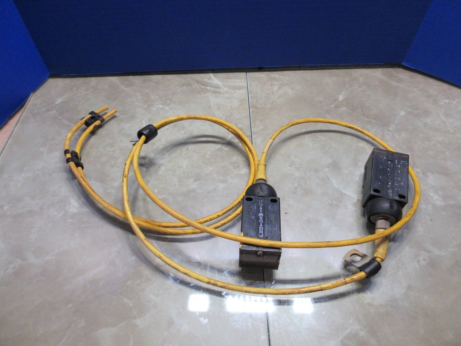 ALLEN BRADLEY PHOTO SWITCH DC05 42GRU PHOTOSWITCH SET OF 2 - $56.65