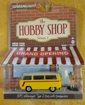 Greenlight Collectibles Hobby Shop Series 1 1975 Volkswagen Type 2 Bus w Figure - £7.86 GBP