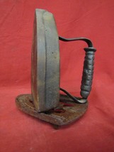 Antique Queen #8 Sad Iron &amp; Cole Brookdale Iron Trivet - $40.51 CAD