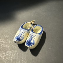 Pair of hand painted Delft Dutch shoes - £7.60 GBP