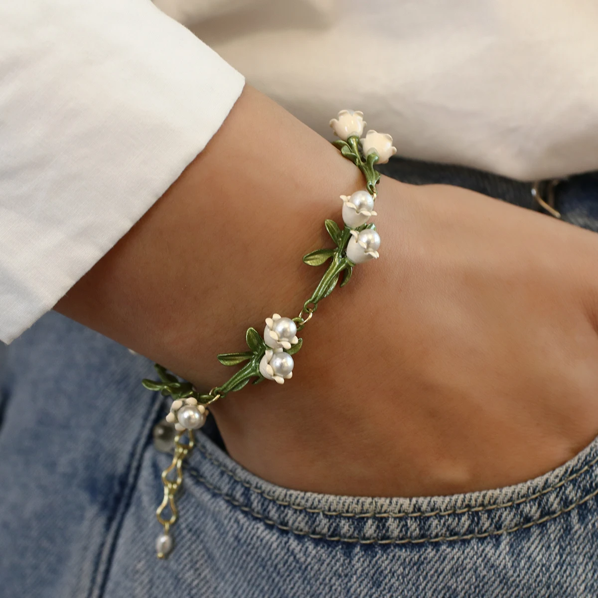 Personality White Floral Leaf Bracelets Trendy Alloy Enamel Lily Valley Charm Ch - £16.35 GBP