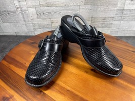 Clarks Mules Women 8M Shoes Black Woven Leather Embossed Buckle Strap Clogs - $27.54